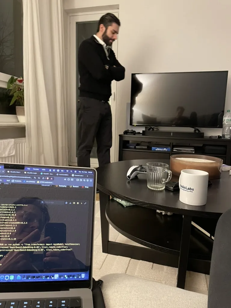 Abendliche Arbeitssession im Wohnzimmer, Laptop mit Code im Vordergrund