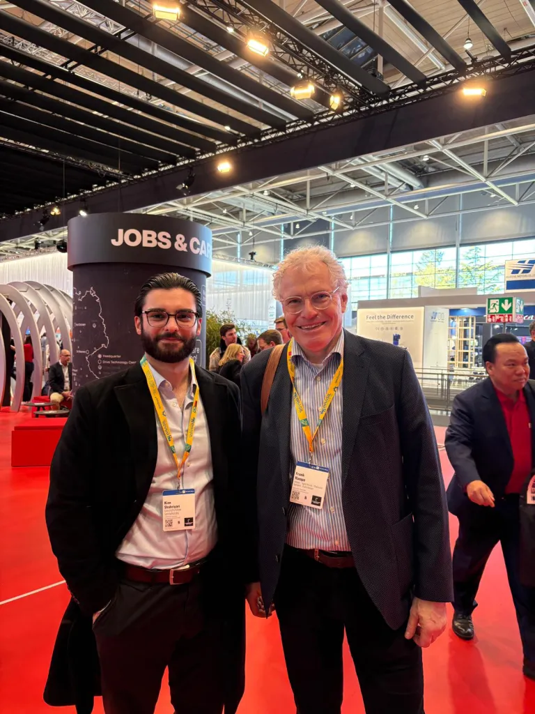Zwei Personen auf der Hannover Messe