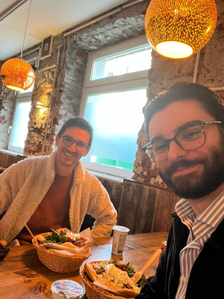 Zwei Teammitglieder beim Mittagessen in einem Restaurant